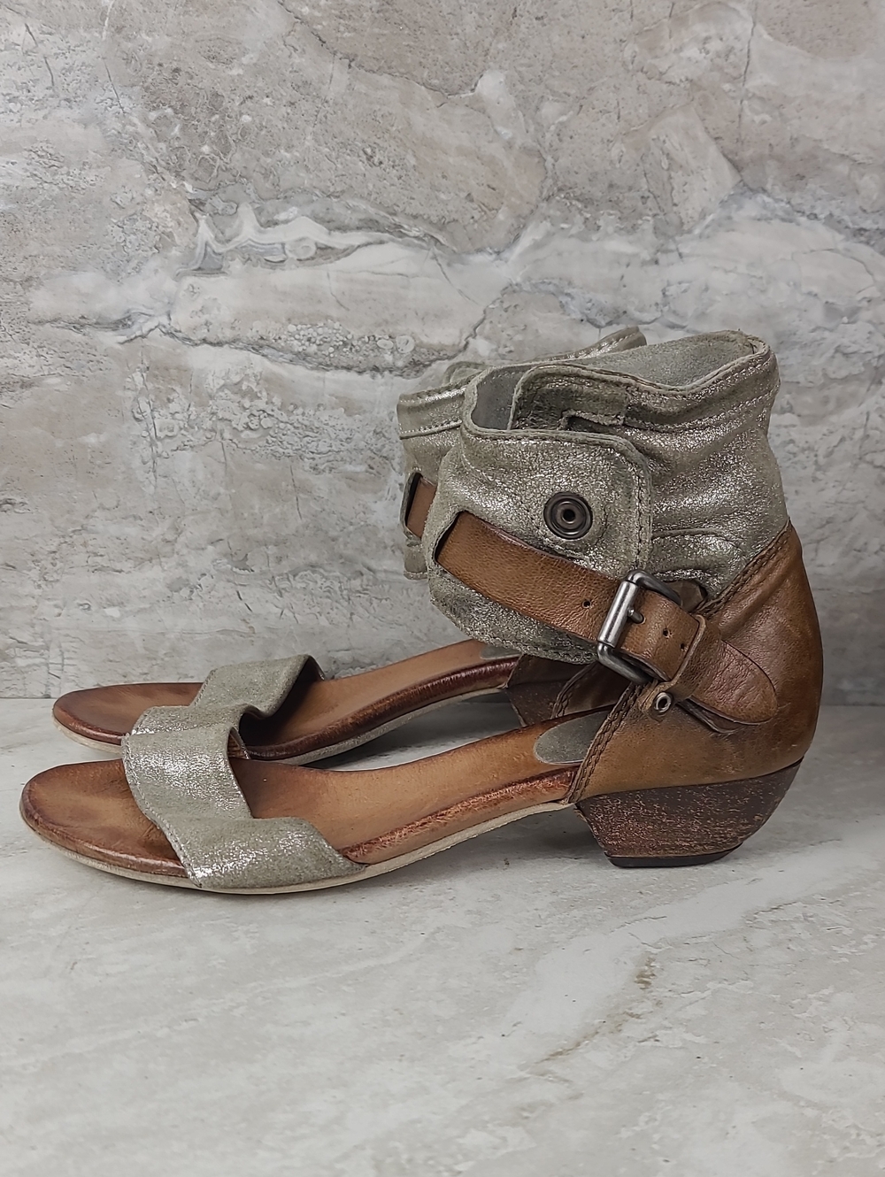 Miz Mooz CALI Distressed Metallic Silver Leather Ankle Wrap Strap Sandals 39 - Picture 3 of 16